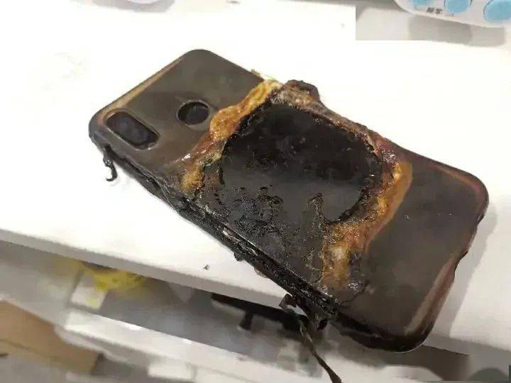 手机边充电边爆炸新闻边充电边玩手机的危害被爆炸